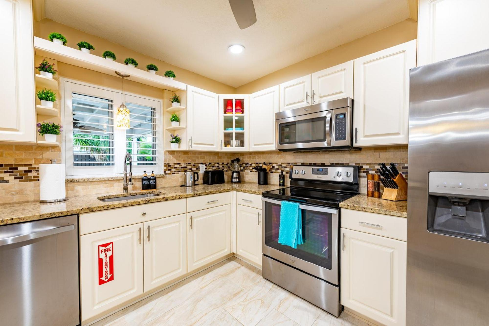 Colorful Home - Pool - Game Room - Basketball Court - Bbq & More Fort Lauderdale Exterior photo